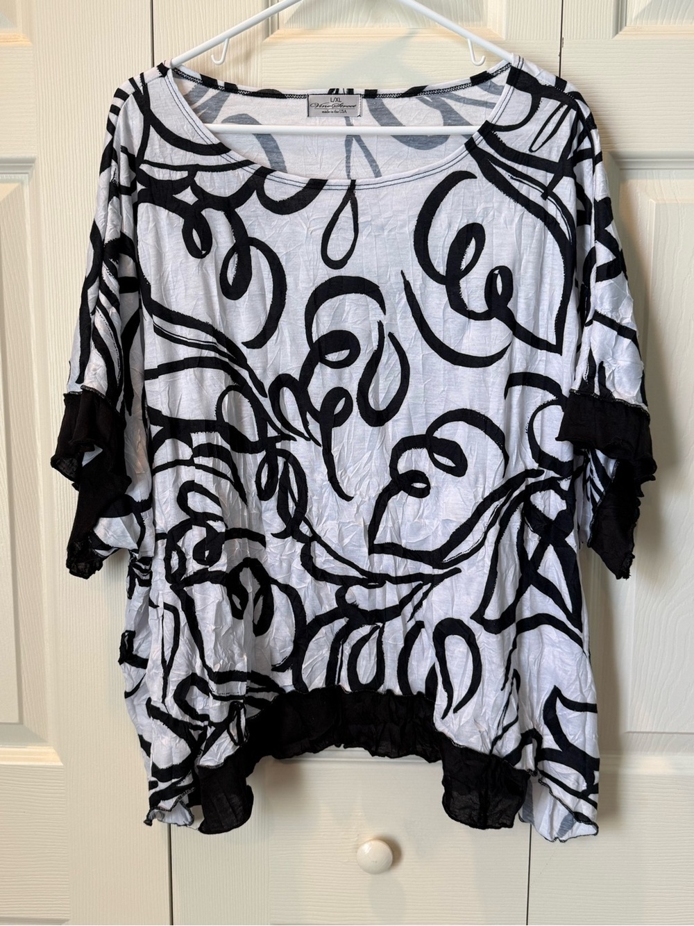 # Flowy L/XL Black & White Abstract Print Women's Top